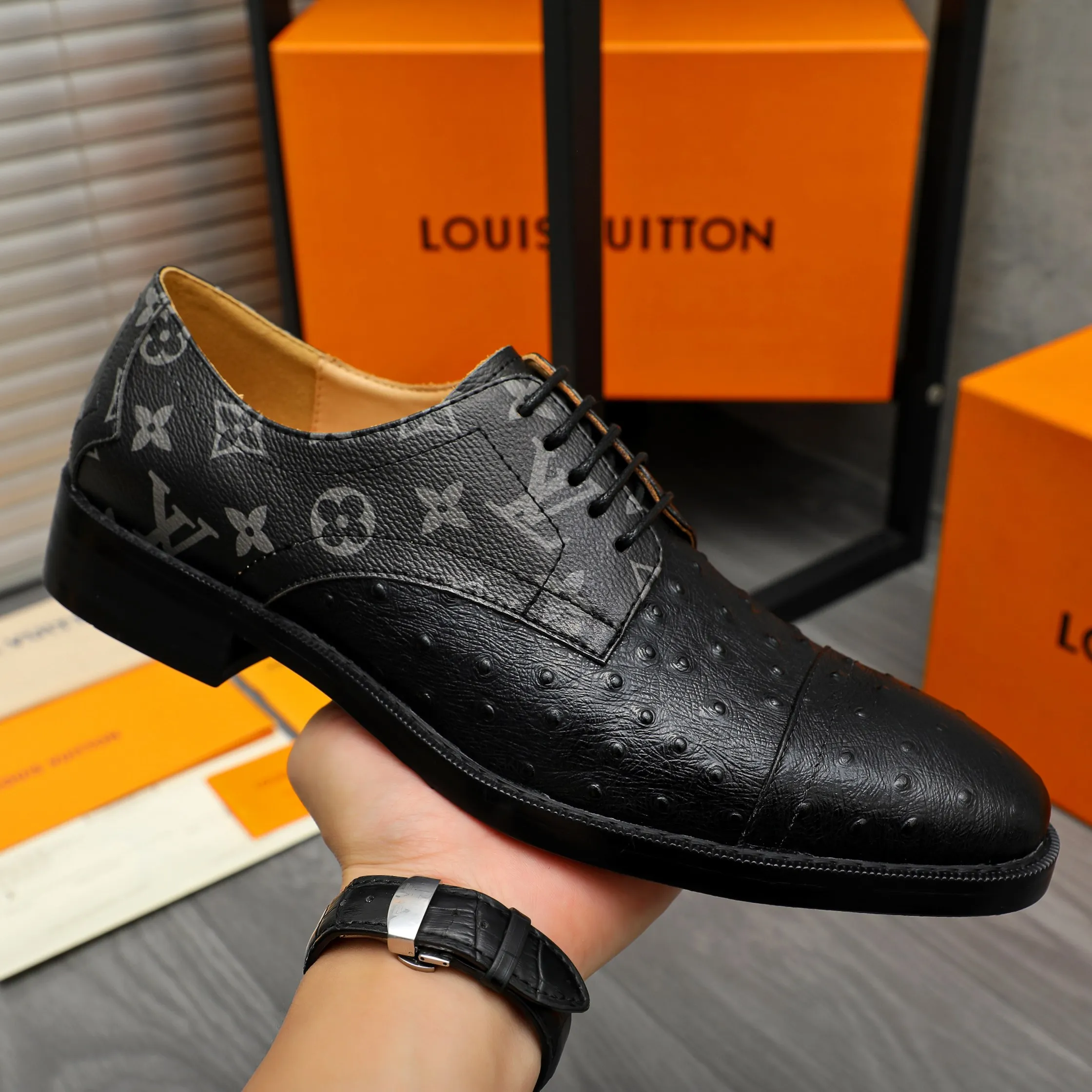 Men's shoes 💰500 Product trademark: LV "Louis Vuitton" business formal leather shoes Regular size: 39-45 (.45 customization is non-returnable) Product materials: Selected ostrich pattern cowhide upper, cowhide lining, original rubber outsole